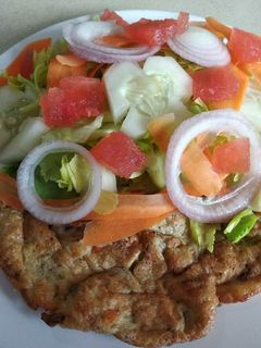 Una foto de Ensalada con tortilla española