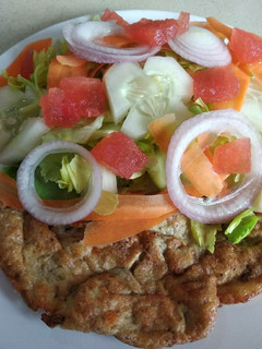Una foto de Ensalada con tortilla española