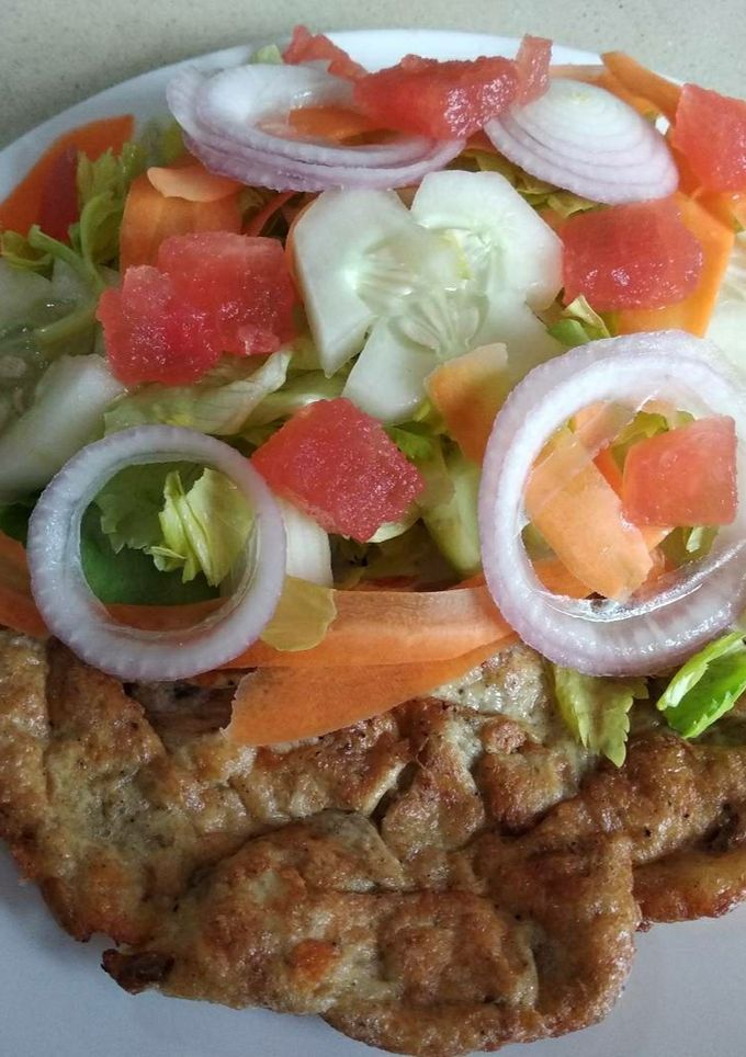 Una foto de Ensalada con tortilla española