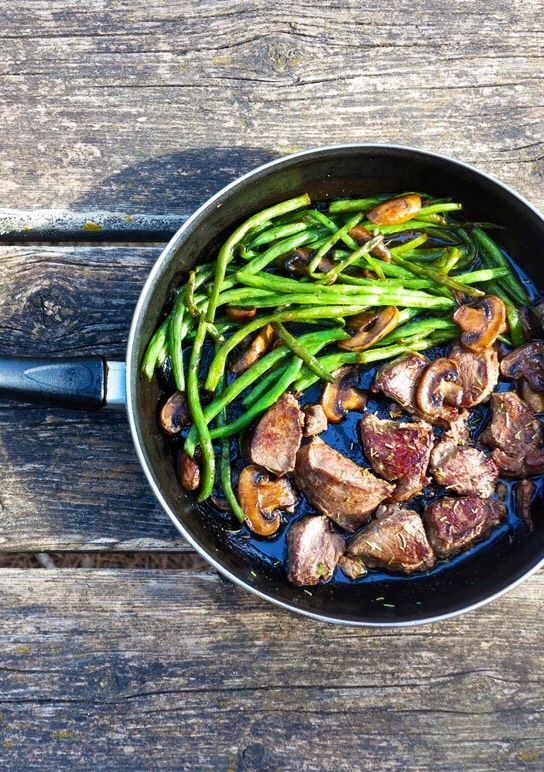 Una foto de Carne de ciervo con champiñones y judía verde ⛰