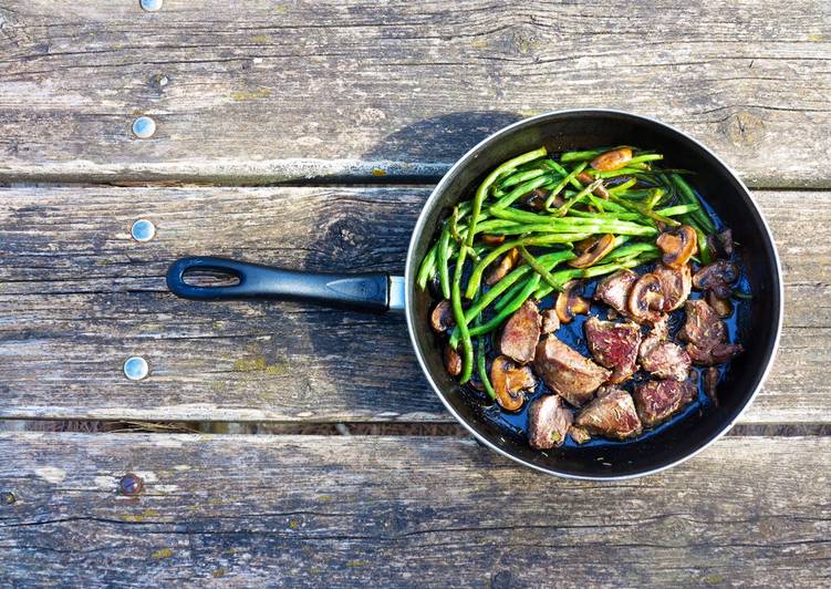 Carne de ciervo con champiñones y judía verde ⛰