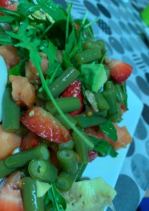 Una foto de Ensalada de judía verde, aguacate, fresa, tomate y rúcula.🍓🍅🥬