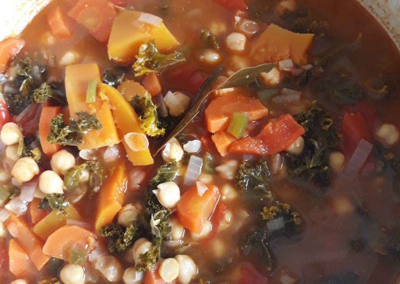 Potaje de garbanzos con kale y calabaza