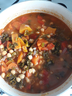 Una foto de Potaje de garbanzos con kale y calabaza