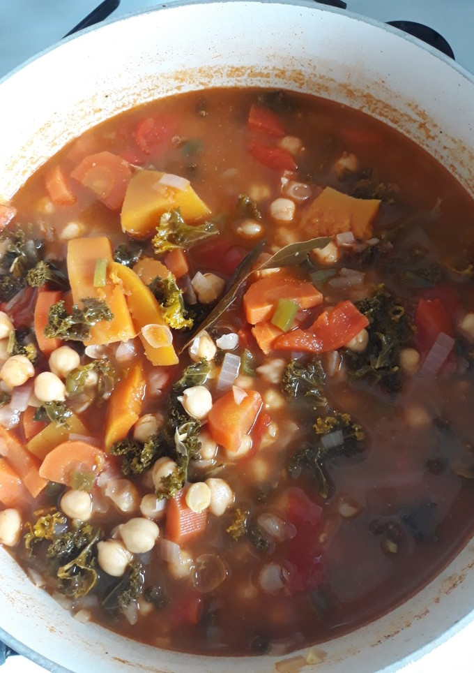 Una foto de Potaje de garbanzos con kale y calabaza