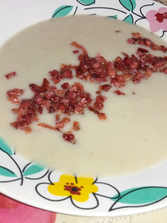Una foto de Crema de alcachofas con taquitos de jamón