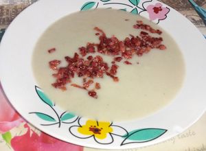 Una foto de Crema de alcachofas con taquitos de jamón