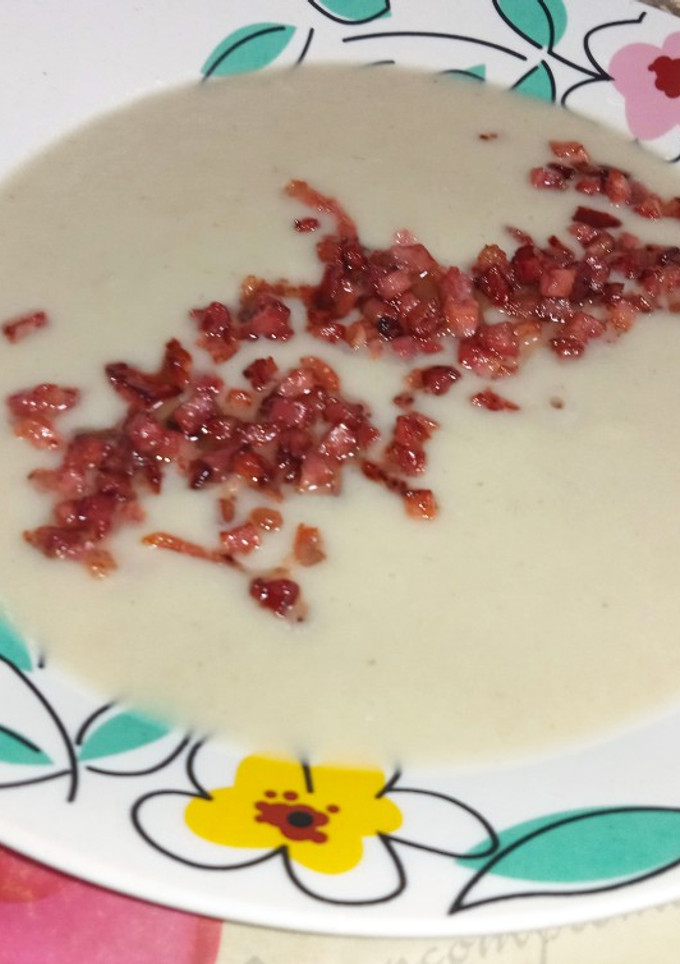 Una foto de Crema de alcachofas con taquitos de jamón