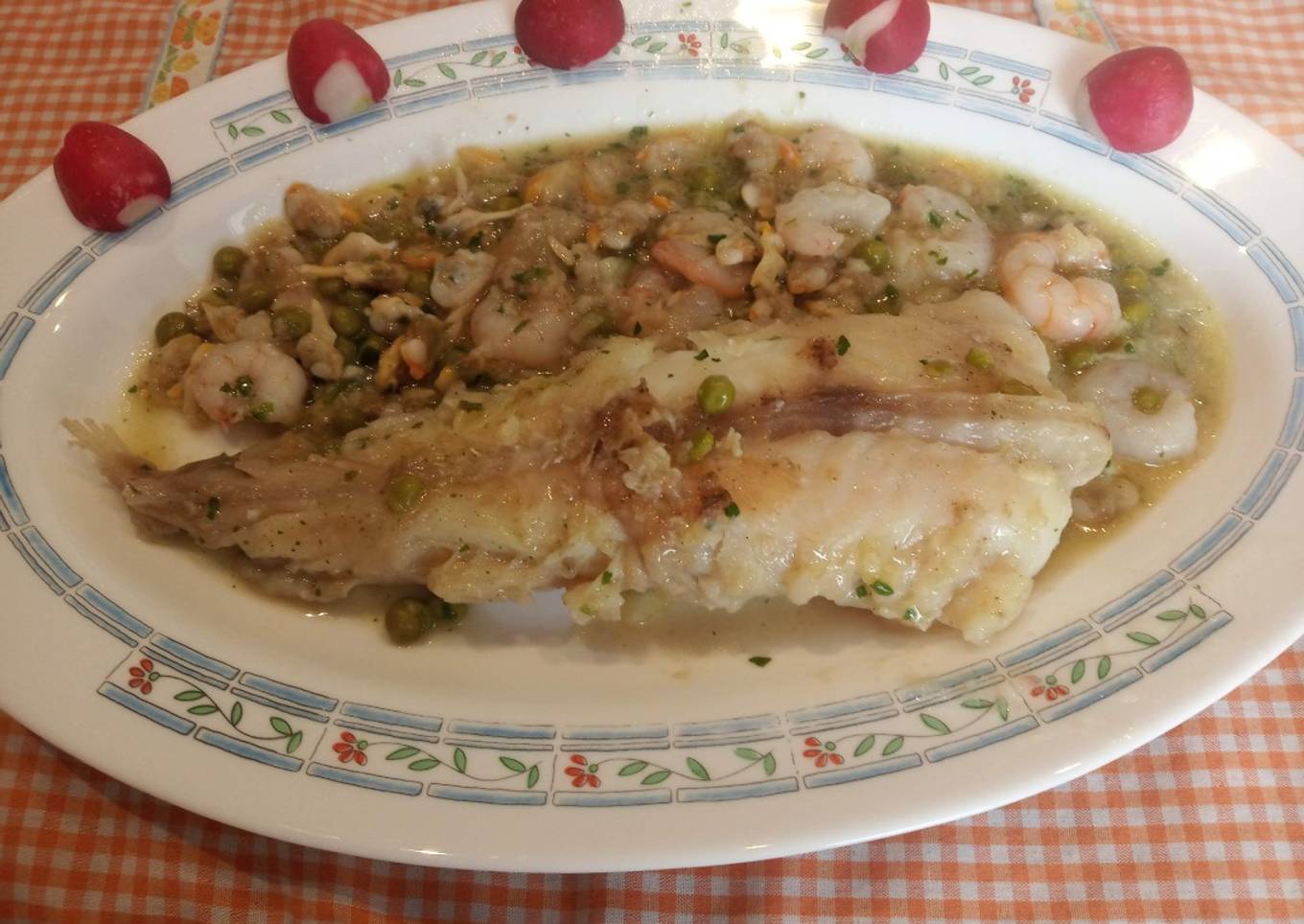 Cazuela de colas de rape, almejas y gambas