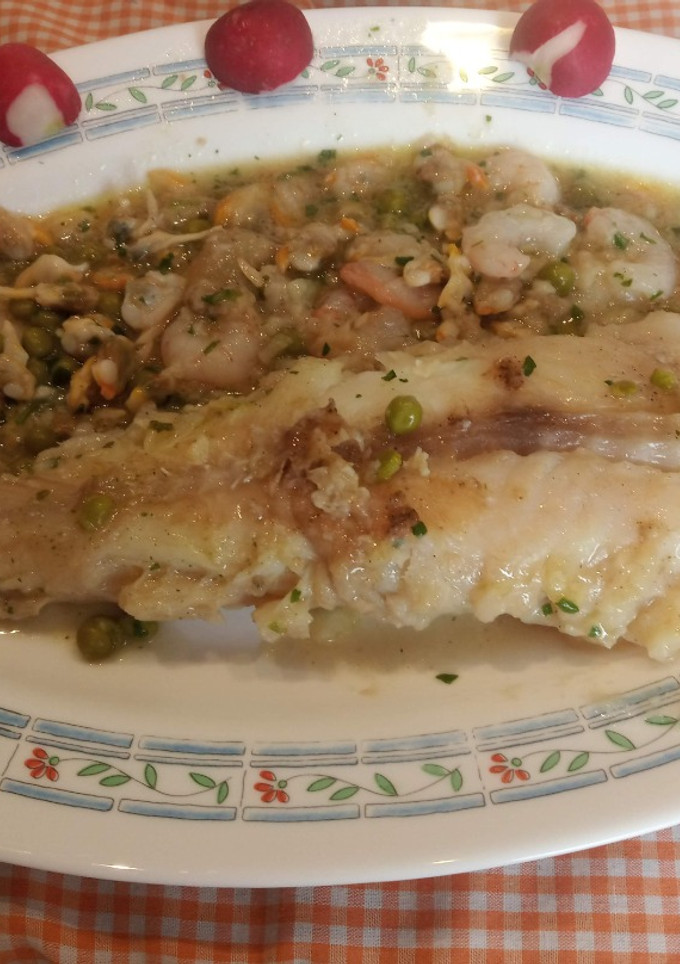 Una foto de Cazuela de colas de rape, almejas y gambas