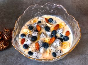 Hình của món Eatclean -Smoothie Bowl- Sinh Tố Chuối Sữa Topping Trái Cây và Hạnh Nhân.