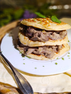 Una foto de Tortitas de Sésamo rellenas de Cierva Adobada Cremosa