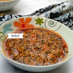 A picture of Shuwaka/Bitterleaf and groundnut soup.