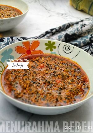 A picture of Shuwaka/Bitterleaf and groundnut soup.