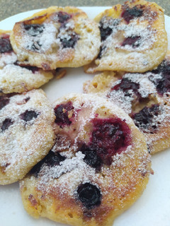 Una foto de Panqueques de avena y banana con frutos rojos!
