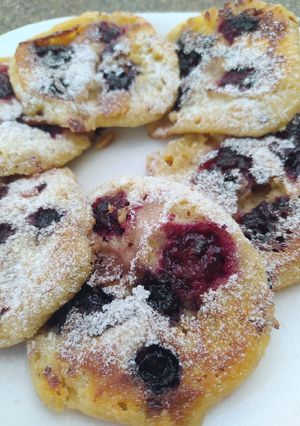 Una foto de Panqueques de avena y banana con frutos rojos!