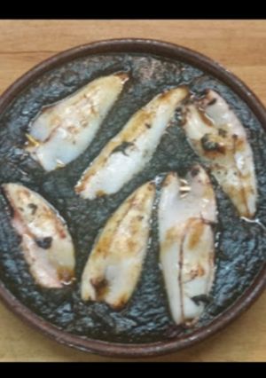 Una foto de Txipirones a la plancha en su tinta