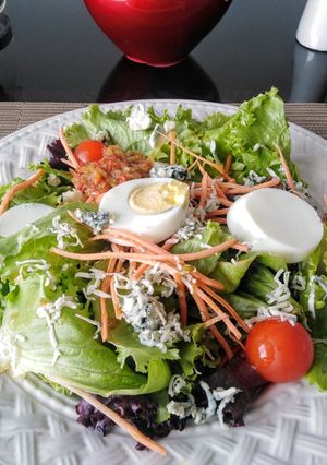 Una foto de Ensalada fresca con queso azul👍🇵🇪