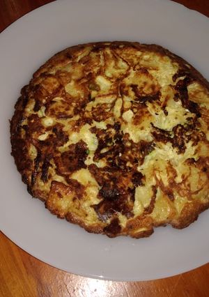 Una foto de Tortilla de papa y zucchini con queso
