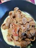 Orecchiette al grano arso alla gricia su crema di fave