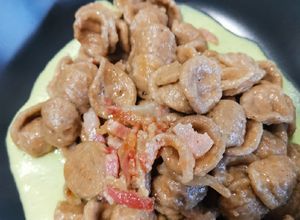 Foto di Orecchiette al grano arso alla gricia su crema di fave