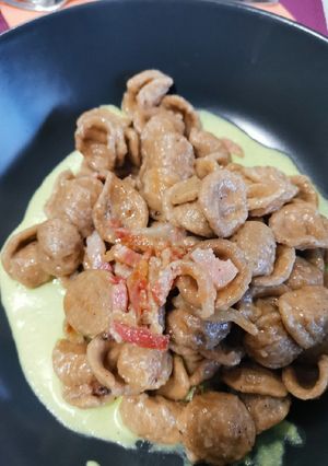 Foto di Orecchiette al grano arso alla gricia su crema di fave