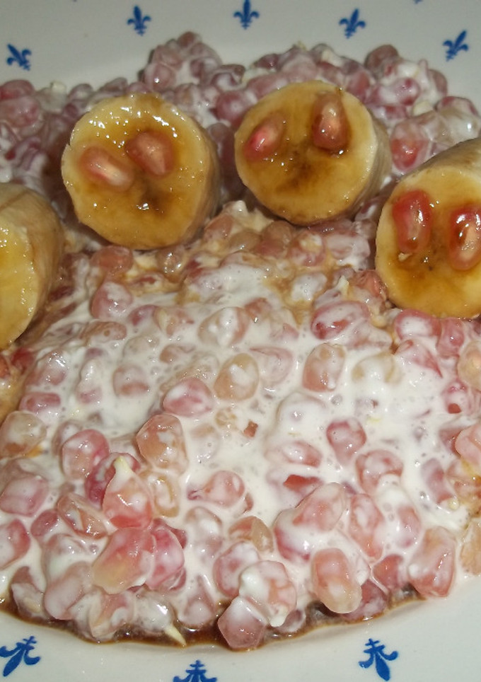 Una foto de Granada con mousse de queso y plátano