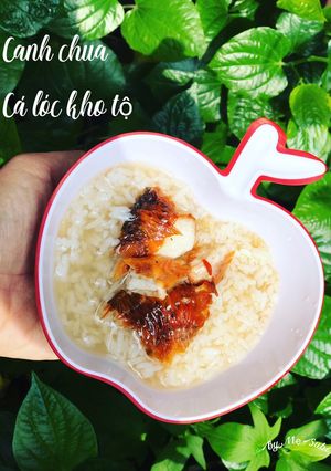 Hình của món Canh chua cá lóc kho tộ.