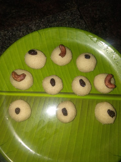 ரவா லட்டு(Rava laddo recipe in tamil) செய்முறை முக்கிய புகைப்படம்