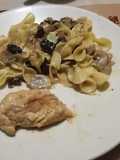 Pollo y fideos con champiñones y ciruelas pasas