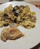 Pollo y fideos con champiñones y ciruelas pasas