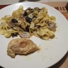 Una foto de Pollo y fideos con champiñones y ciruelas pasas