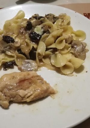 Una foto de Pollo y fideos con champiñones y ciruelas pasas