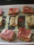 Pan con ajonesa especiada, queso y embutido