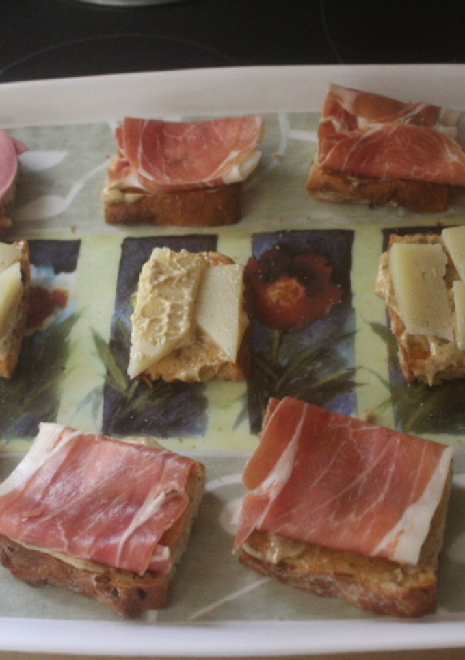 Una foto de Pan con ajonesa especiada, queso y embutido
