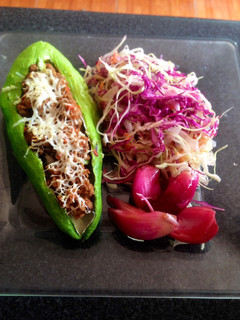 Una foto de Caigua rellena con pavo, pimiento, cebolla y queso blanco