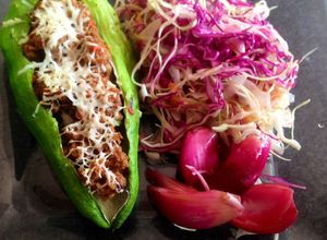 Una foto de Caigua rellena con pavo, pimiento, cebolla y queso blanco