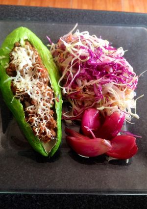 Una foto de Caigua rellena con pavo, pimiento, cebolla y queso blanco