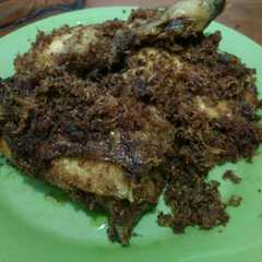 A picture of Ayam bumbu serundeng.