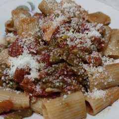 A picture of Mezze penne con pesce spada, gamberetti e fagioli.