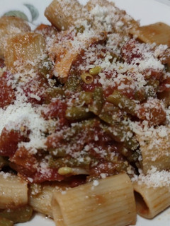 Foto di Mezze penne con pesce spada, gamberetti e fagioli