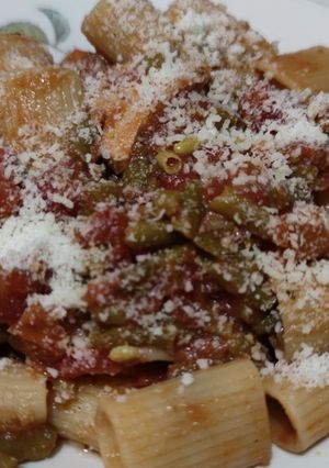 Foto di Mezze penne con pesce spada, gamberetti e fagioli
