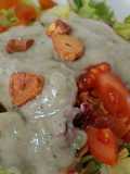Ensalada cabrales, ajos fritos, tomate, con brotes frescos