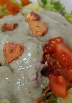 Foto principal de Ensalada cabrales, ajos fritos, tomate, con brotes frescos