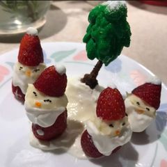 A picture of Strawberry Santas 🎅 🌲.
