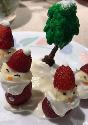 A picture of Strawberry Santas 🎅 🌲.