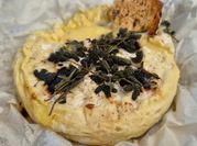 Une photo de camembert chaud