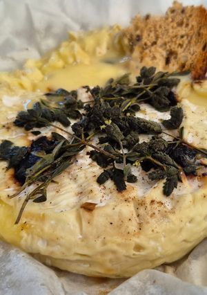 Une photo de Camembert rôti au barbecue