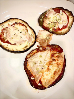 Una foto de Mini pizzas de berenjena y lomo de cerdo