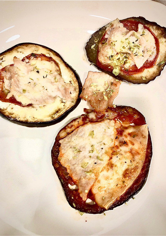 Una foto de Mini pizzas de berenjena y lomo de cerdo